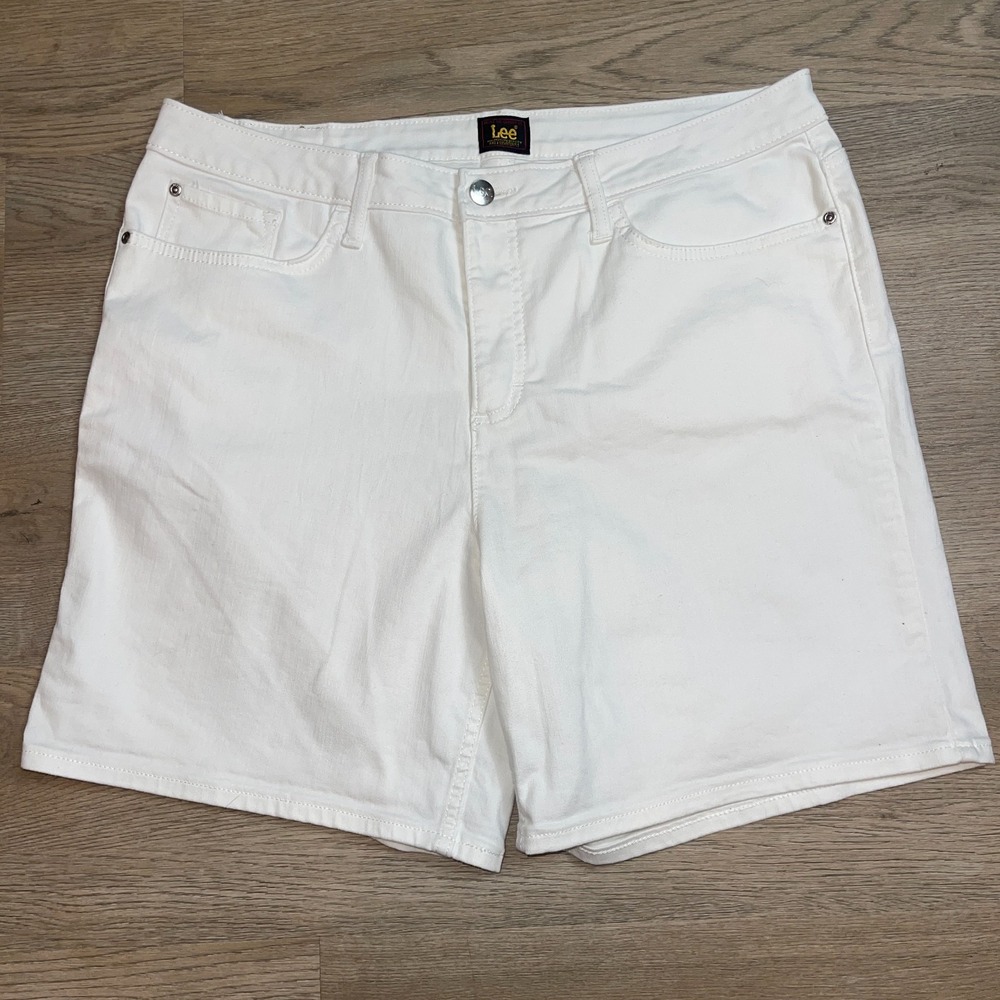 Women's Lee Mid Rise Bermuda Stretch Shorts 5" Inseam Size 16 M White (ZT)